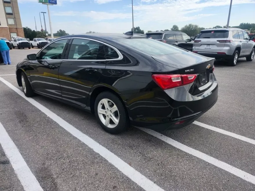 2023 Chevrolet Malibu 1LT photo 1