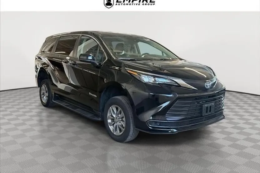 2024 Toyota Sienna LE photo 1