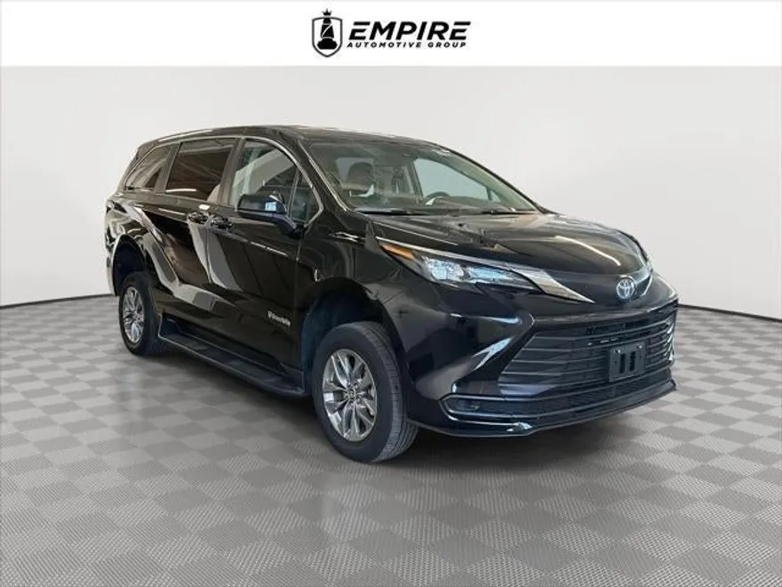 2024 Toyota Sienna LE photo 1
