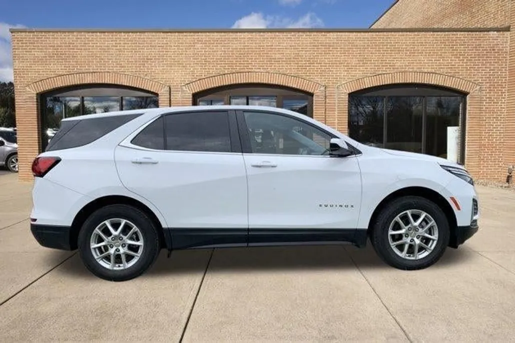 2023 Chevrolet Equinox LT photo 1