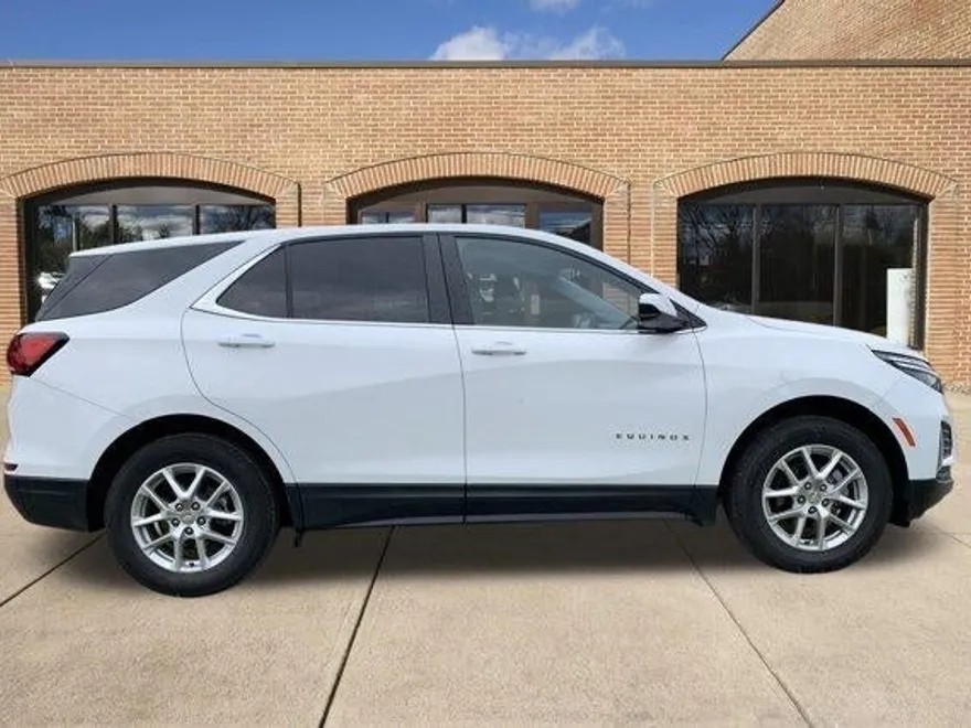 2023 Chevrolet Equinox LT photo 1
