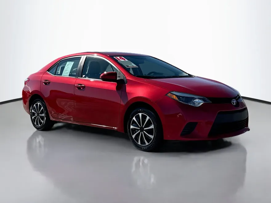 2014 Toyota Corolla LE photo 1