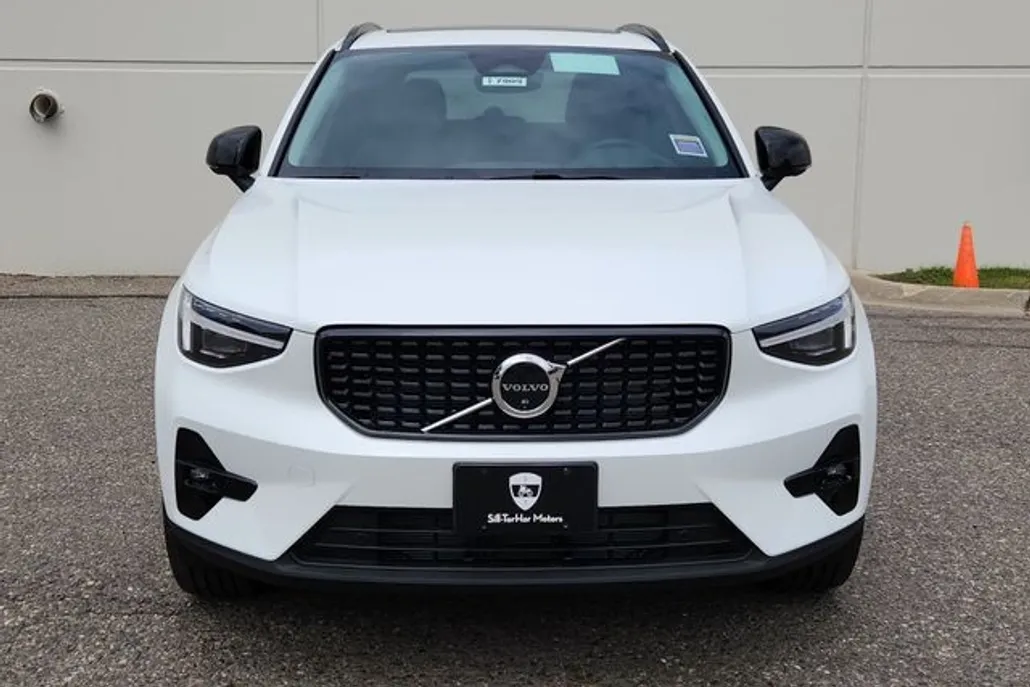 2026 Volvo XC40 Plus photo 1