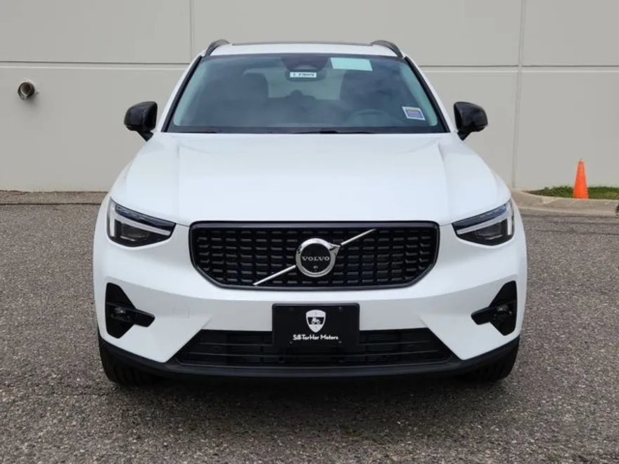 2026 Volvo XC40 Plus photo 1