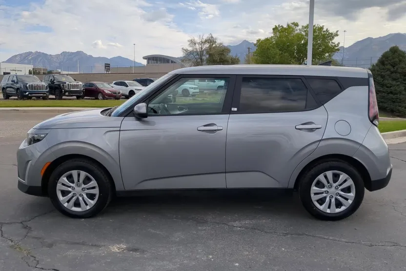 2023 Kia Soul LX photo 1