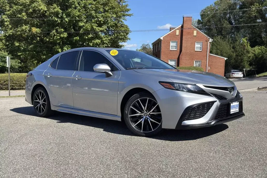 2022 Toyota Camry SE photo 1
