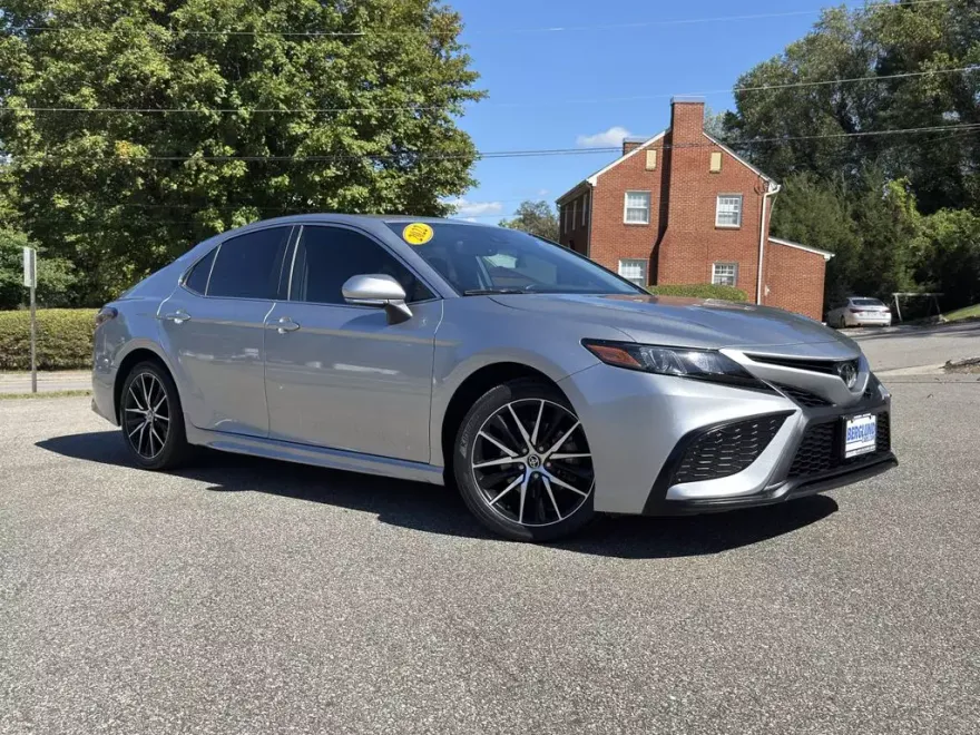 2022 Toyota Camry SE photo 1