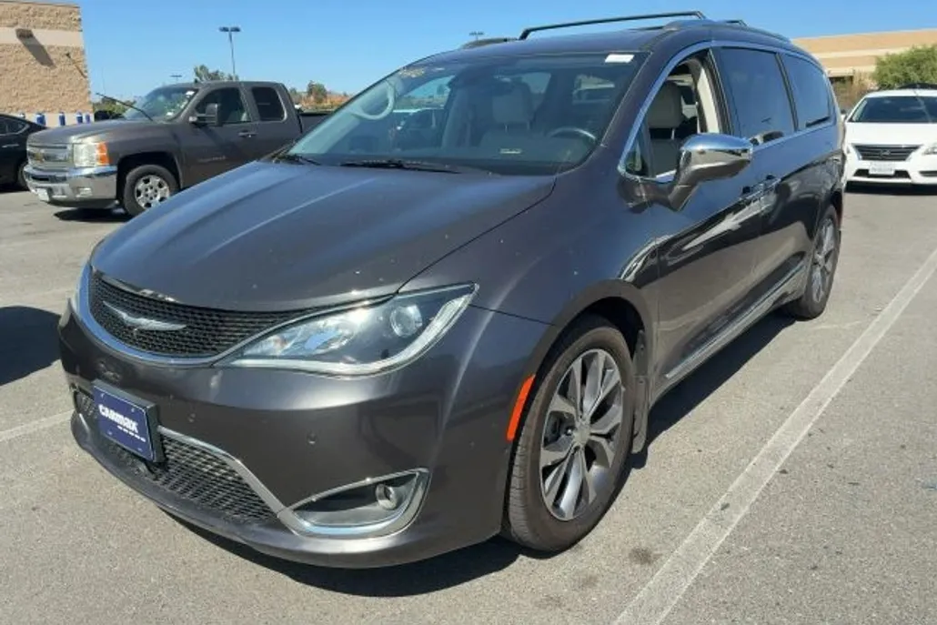 2017 Chrysler Pacifica Limited photo 1