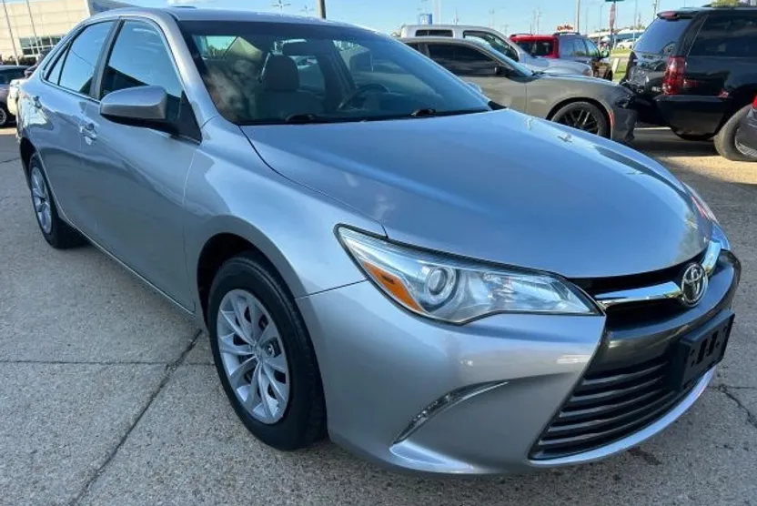 2016 Toyota Camry LE photo 1