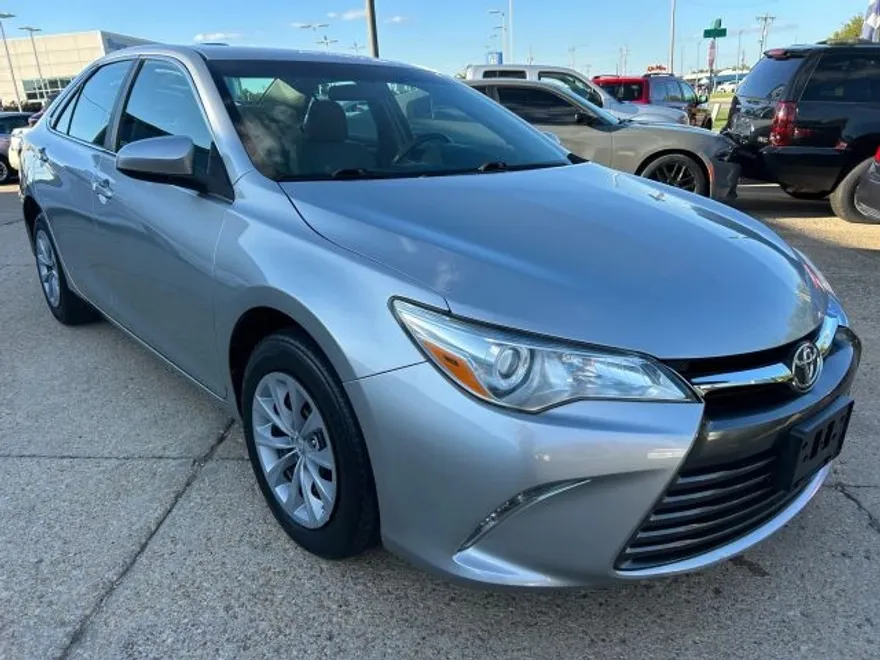 2016 Toyota Camry LE photo 1