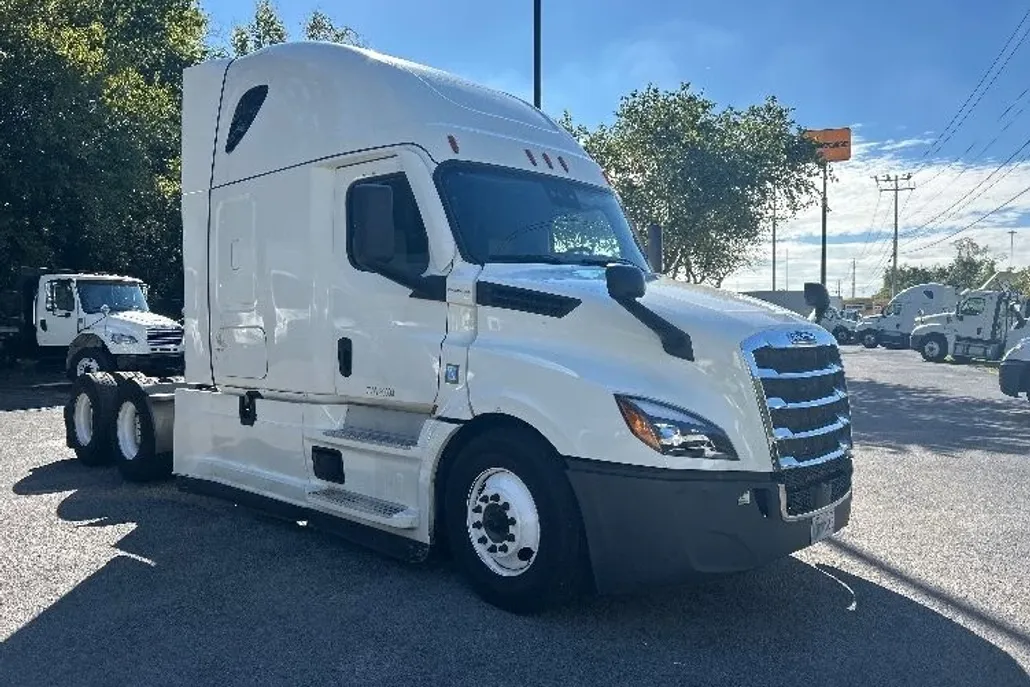 2022 Freightliner Cascadia 126" Sleeper Cab photo 1