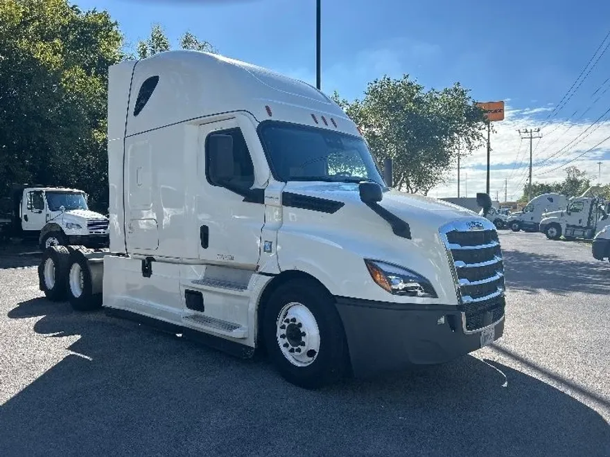 2022 Freightliner Cascadia 126" Sleeper Cab photo 1