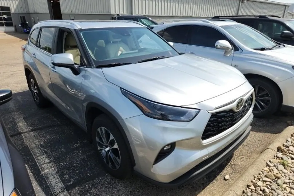 2023 Toyota Highlander L photo 1