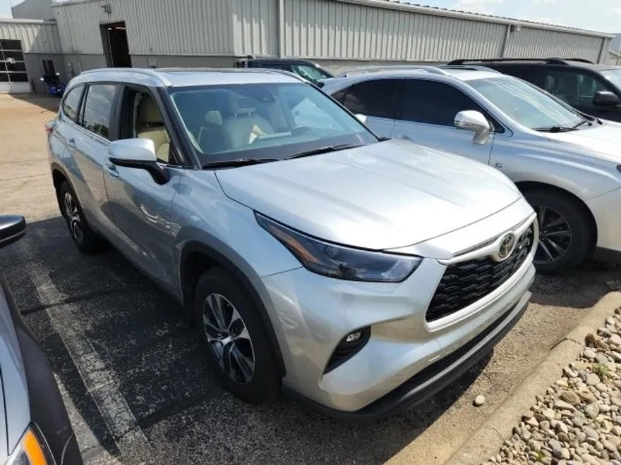 2023 Toyota Highlander L photo 1
