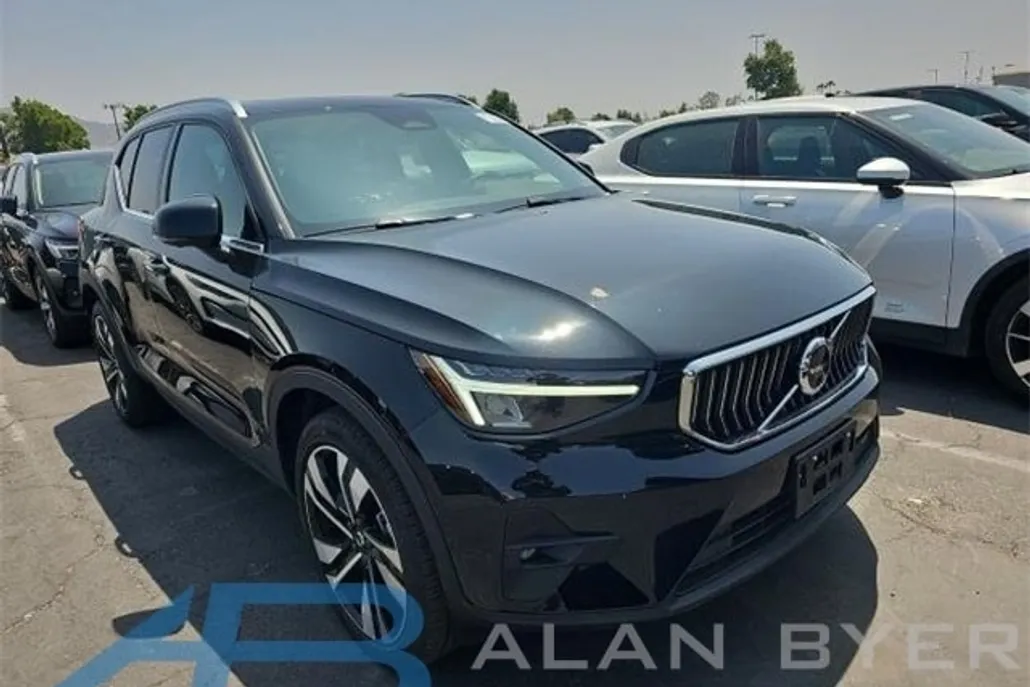 2025 Volvo XC40 Plus photo 1