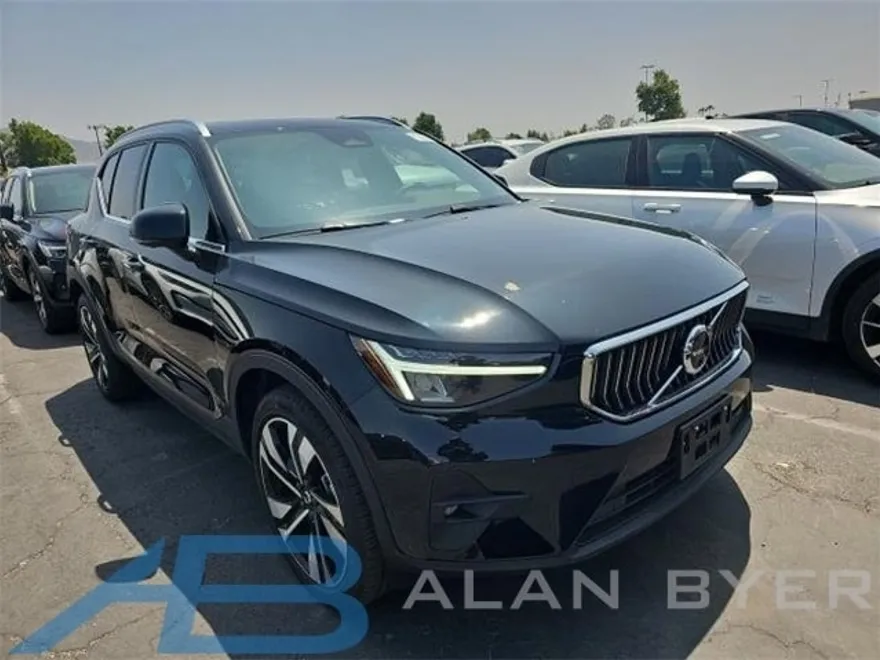 2025 Volvo XC40 Plus photo 1