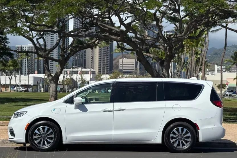 2022 Chrysler Pacifica Hybrid Touring L photo 1