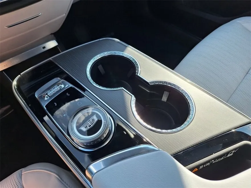 2025 Cadillac Lyriq Luxury photo 13