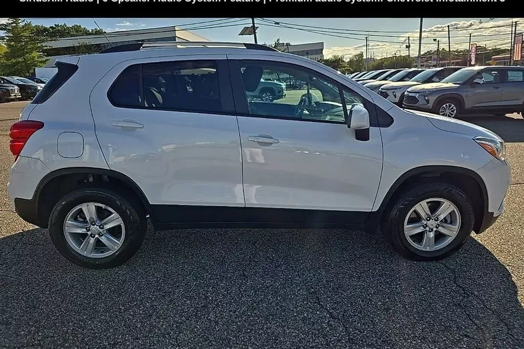 2022 Chevrolet Trax LT photo 1