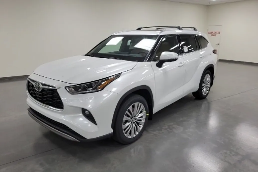 2025 Toyota Highlander Platinum photo 1