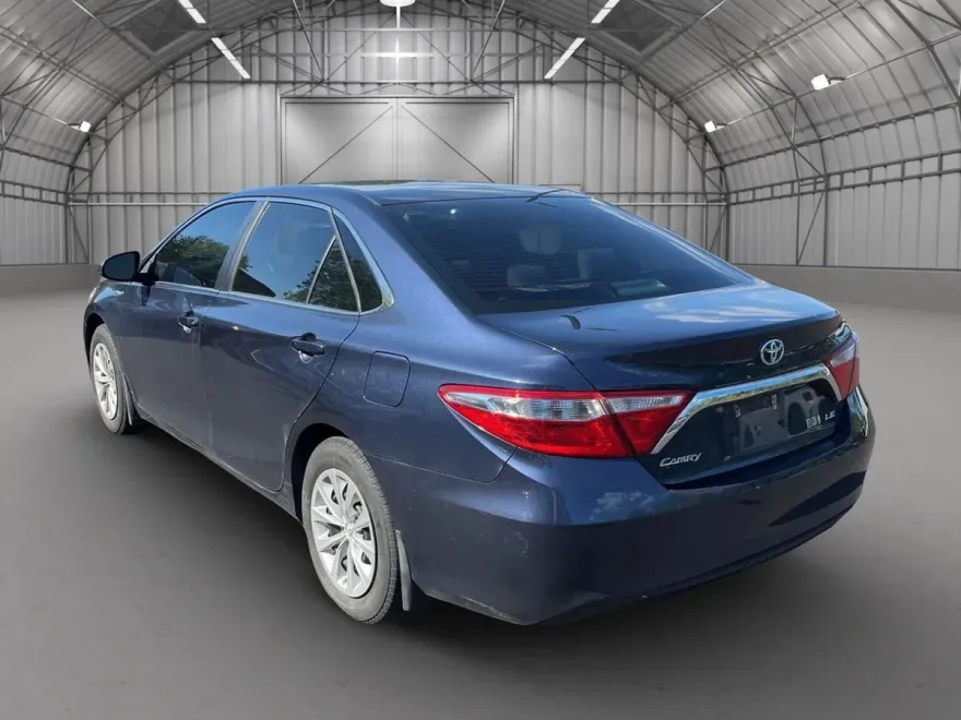 2017 Toyota Camry Hybrid LE photo 1