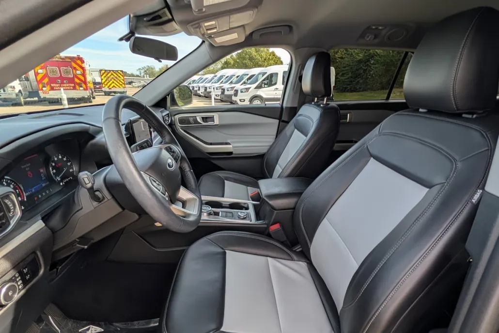 2023 Ford Explorer XLT photo 1