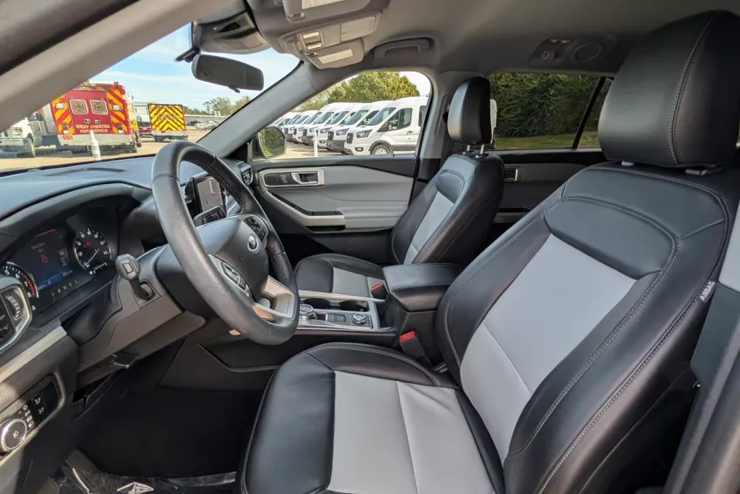 2023 Ford Explorer XLT photo 1
