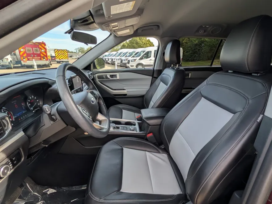 2023 Ford Explorer XLT photo 1