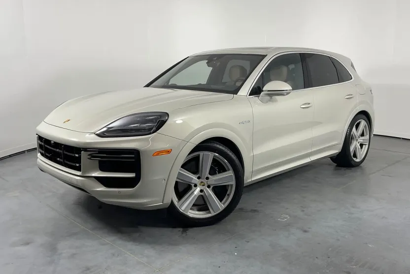 2024 Porsche Cayenne Turbo E-Hybrid photo 1