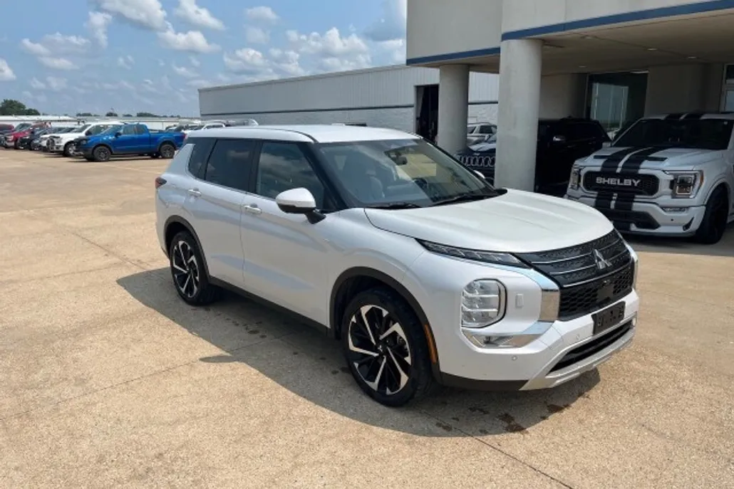 2022 Mitsubishi Outlander SE photo 1