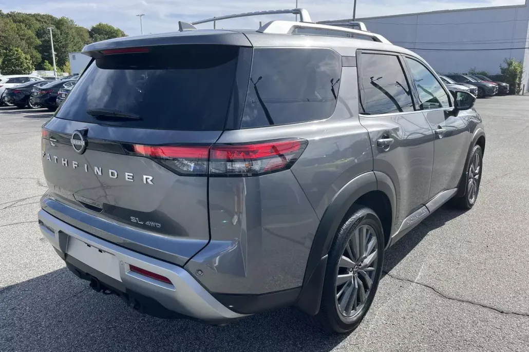 2024 Nissan Pathfinder SL photo 1