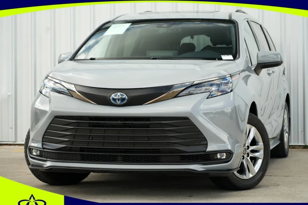 2022 Toyota Sienna XLE Woodland Edition photo 1