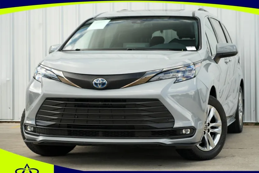 2022 Toyota Sienna XLE Woodland Edition photo 1