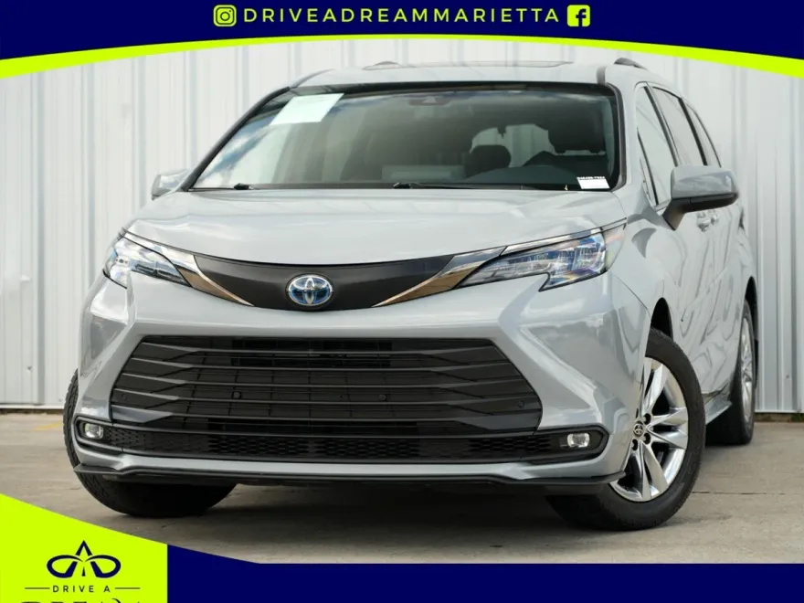 2022 Toyota Sienna XLE Woodland Edition photo 1