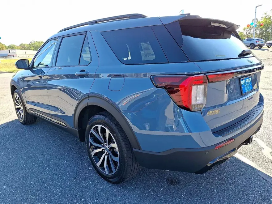 2025 Ford Explorer ST-Line photo 1