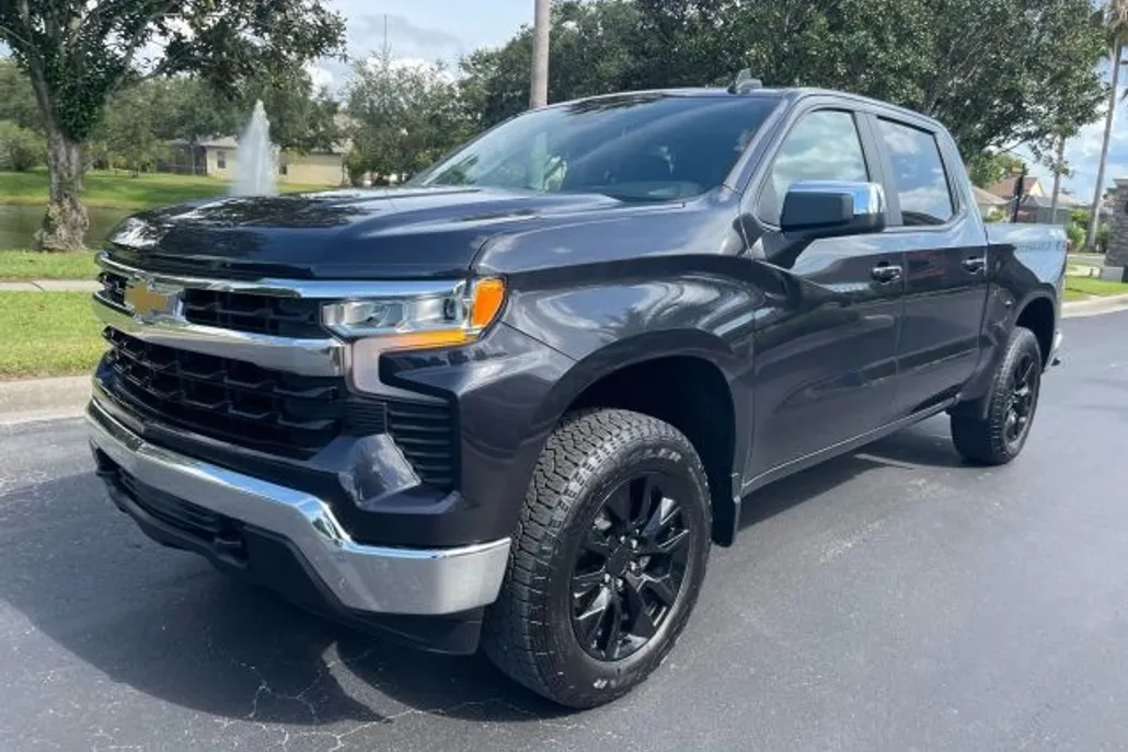 2023 Chevrolet Silverado 1500 LT photo 1