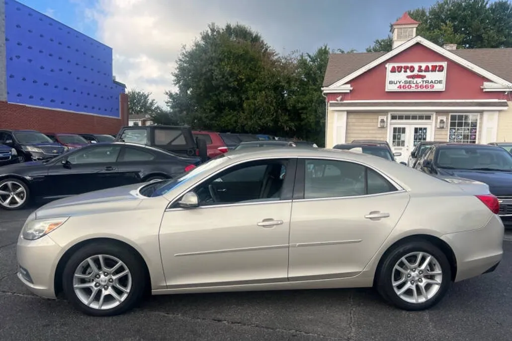 2013 Chevrolet Malibu 1LT photo 1