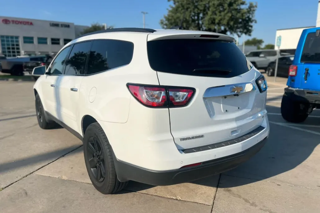 2017 Chevrolet Traverse 2LT photo 1