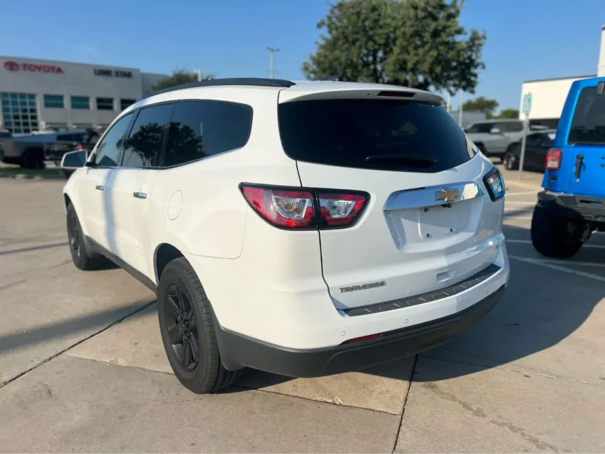 2017 Chevrolet Traverse 2LT photo 1
