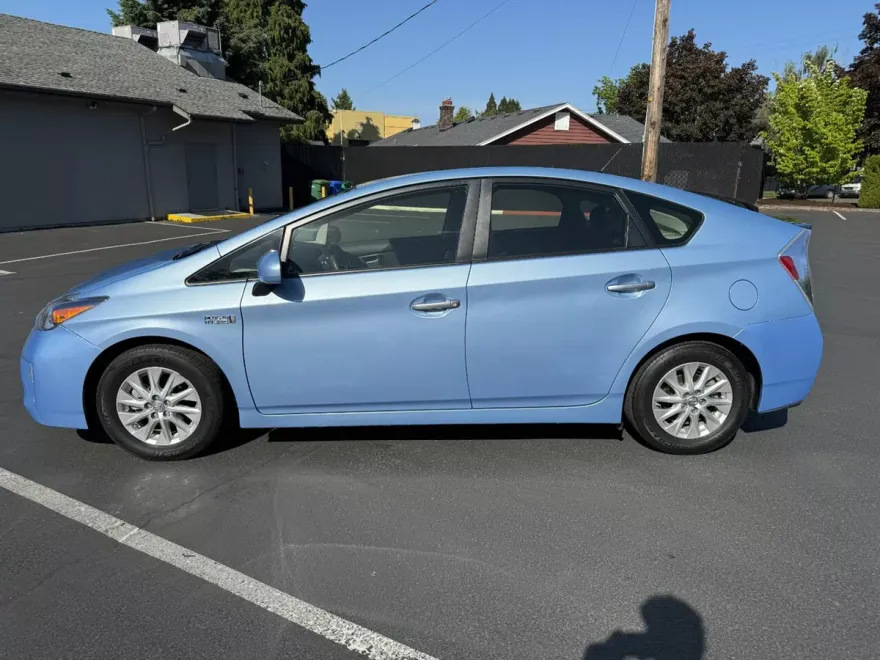 2015 Toyota Prius Plug-in Hybrid Advanced photo 4