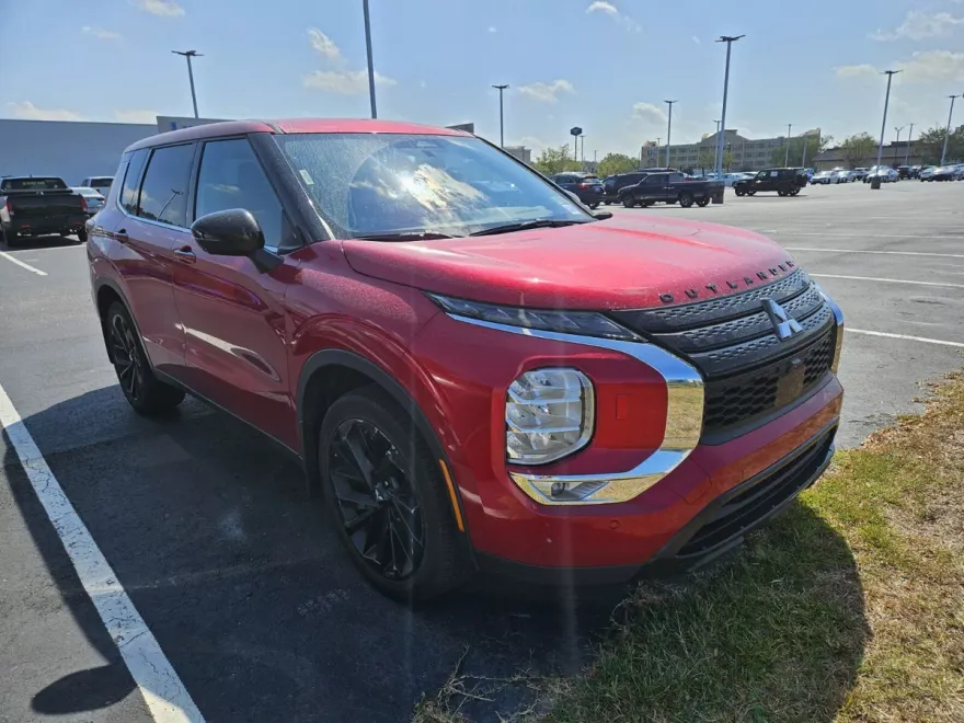 2023 Mitsubishi Outlander SE Black Edition photo 1