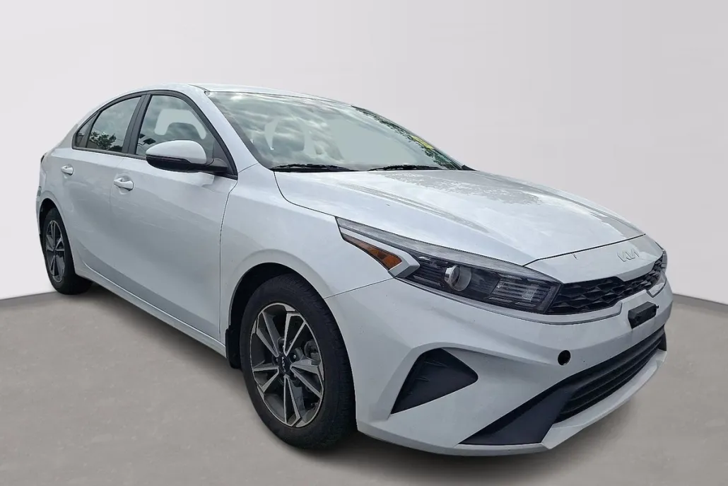 2023 Kia Forte LXS photo 1