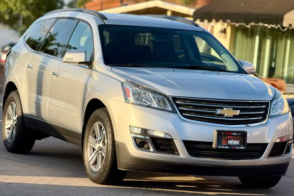 2017 Chevrolet Traverse 2LT photo 1