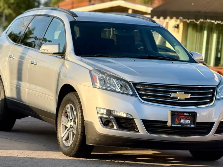2017 Chevrolet Traverse 2LT photo 1