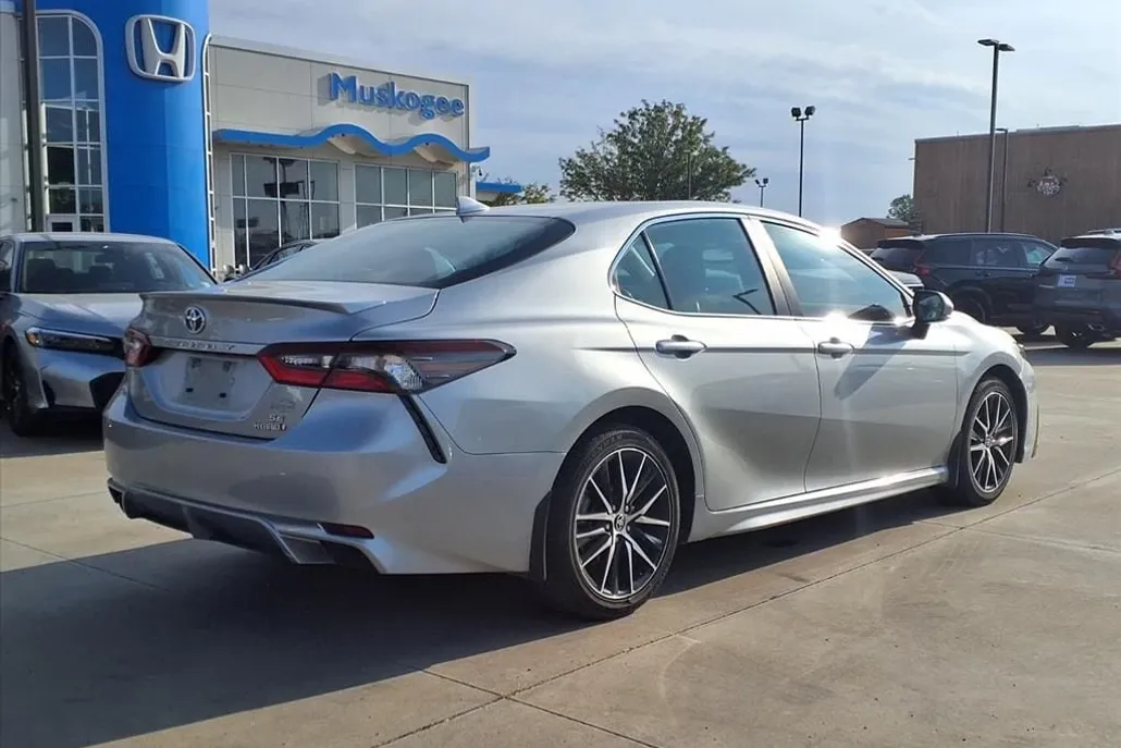 2024 Toyota Camry Hybrid SE photo 1