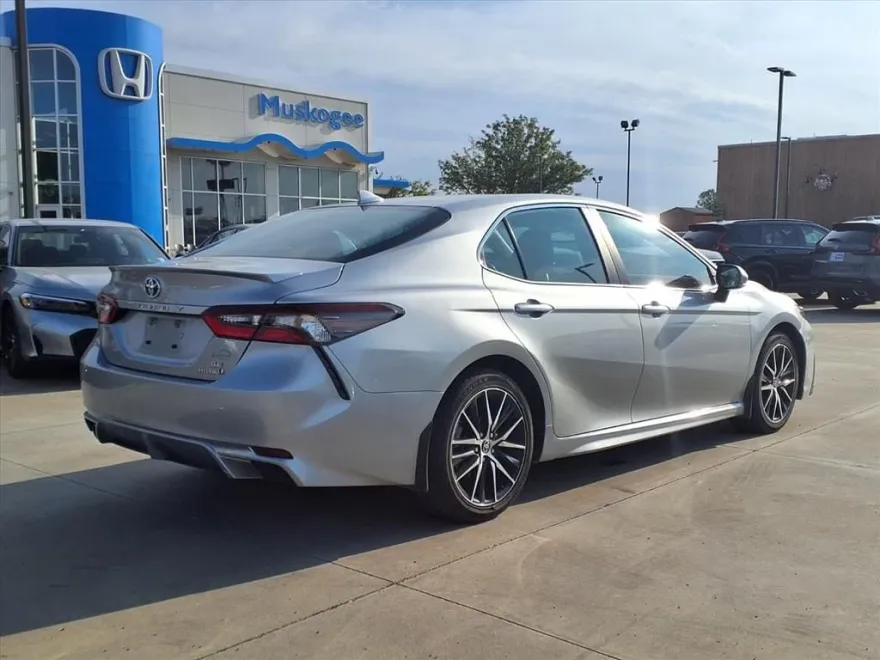 2024 Toyota Camry Hybrid SE photo 1