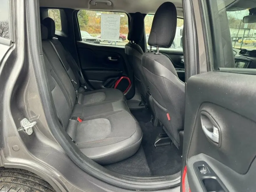 2016 Jeep Renegade Trailhawk photo 13