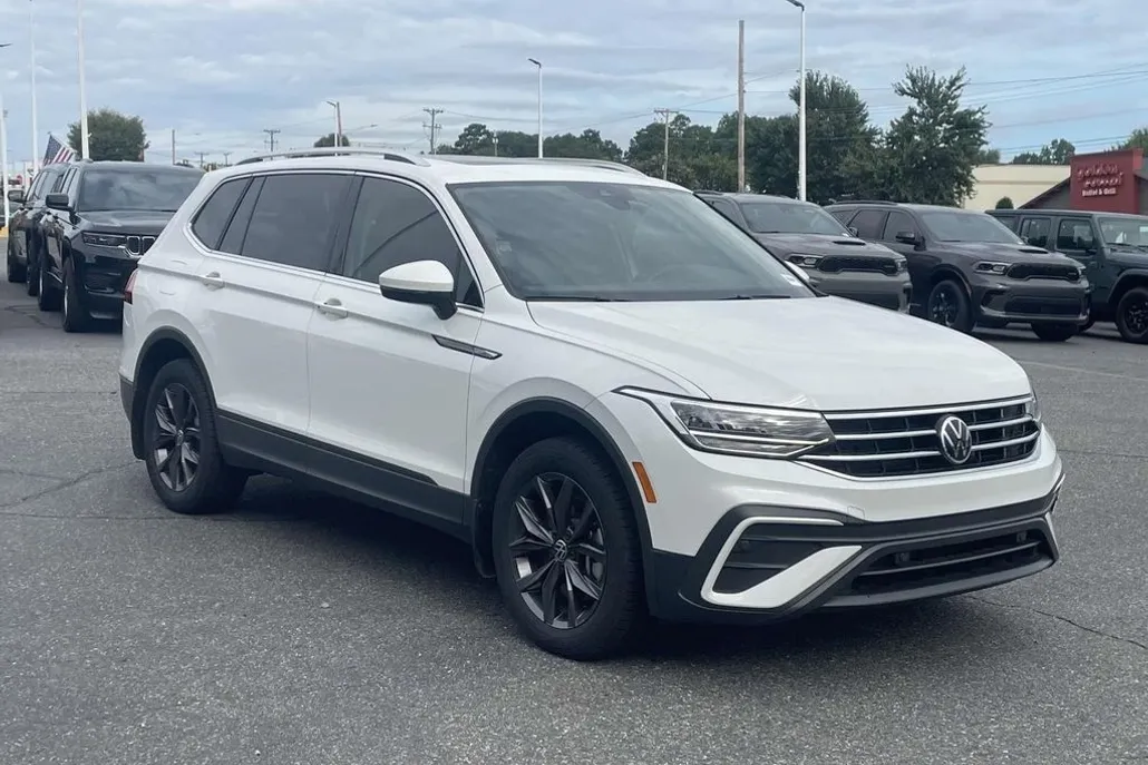 2023 Volkswagen Tiguan SE photo 1