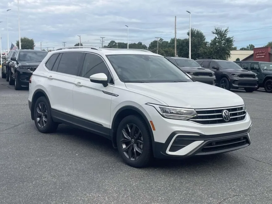 2023 Volkswagen Tiguan SE photo 1