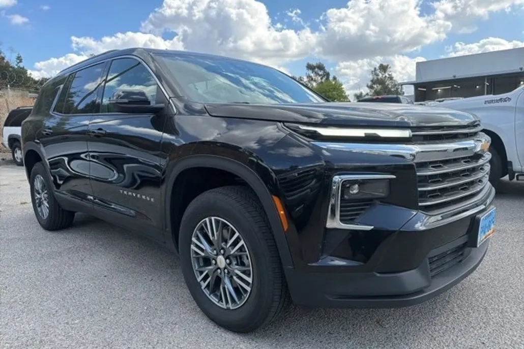 2025 Chevrolet Traverse photo 1